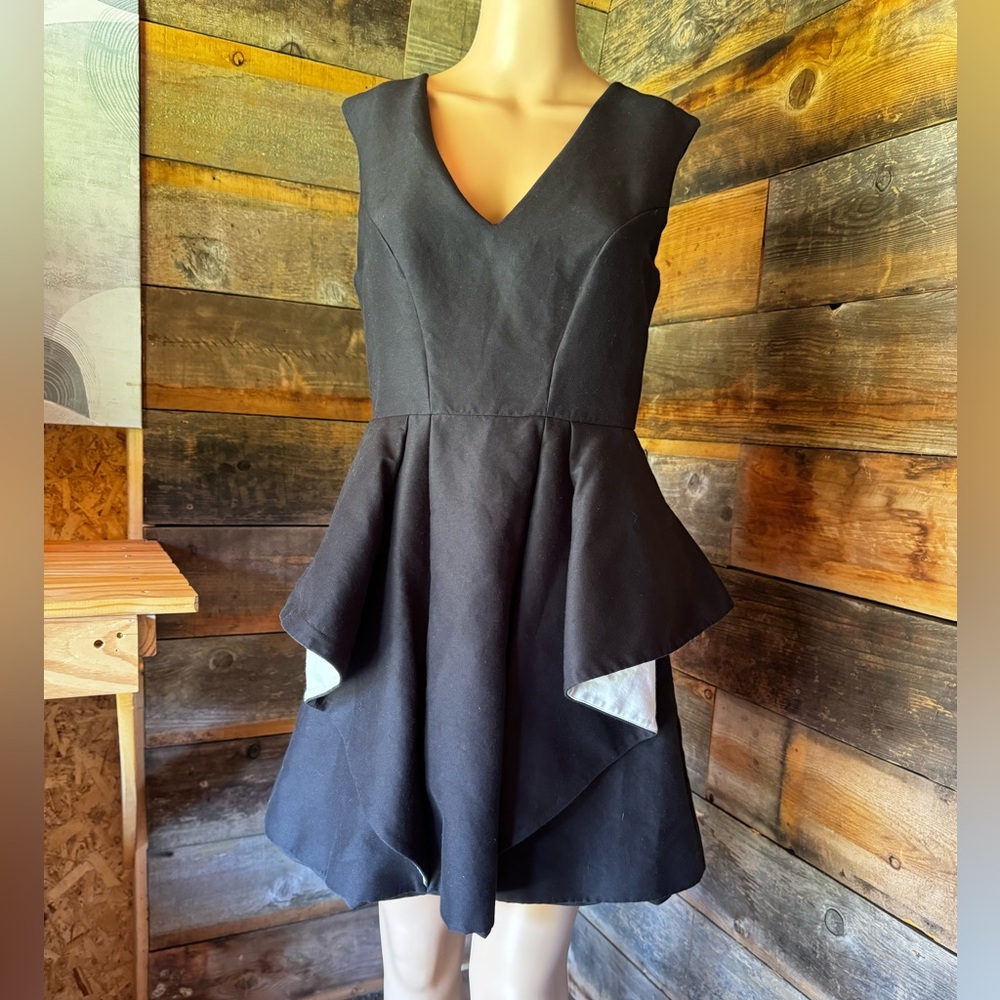 Halston Herotage black elegant sleevless dress